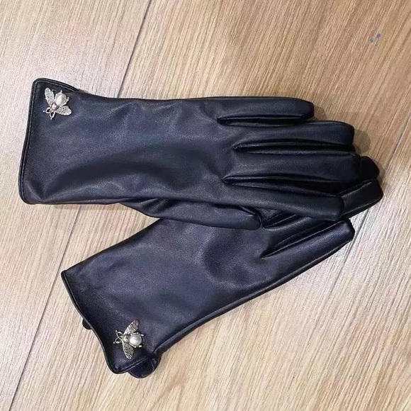 Gorgeous gloves…. beautiful bee with pearl - Picture 3 of 3